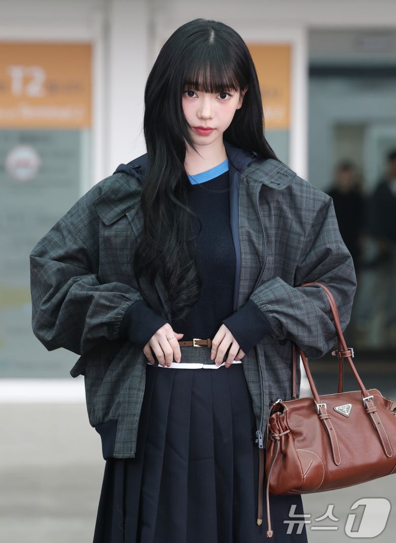 에스파 카리나가 해외 일정을 위해 16일 인천국제공항을 통해 밀라노로 출국하기 전 매무새를 고치고 있다. ⓒ News1 권현진 기자