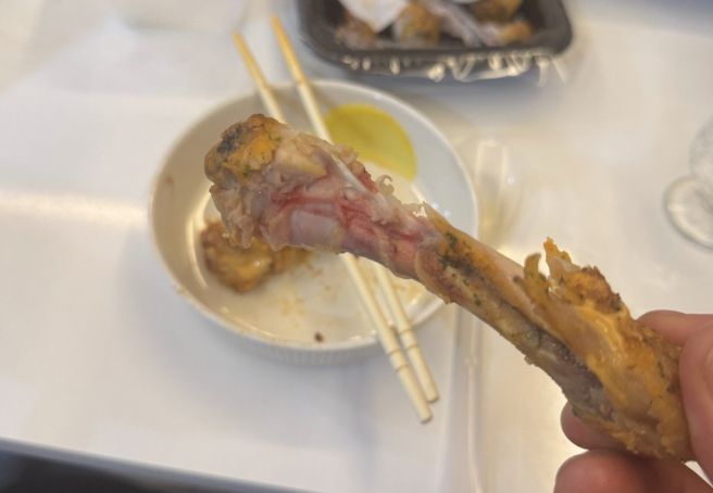 'XX 치킨'에서 배달 받은 덜익은 치킨의 모습. 출처=보배드림