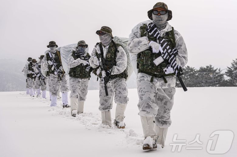 해병대 특수수색여단은 지난 2일부터 2월 26일까지 강원 평창군 황병산 일대에서 2026년 동계 설한지 훈련’을 진행한다고 16일 밝혔다. 사진은 지난 15일 해병대 특수수색여단 장병들이 팀 단위 대형을 유지한 채 설상 기동 및 은밀 침투 훈련을 실시하고 있는 모습. (해병대 제공. 재판매 및 DB 금지) 2026.1.16/뉴스1