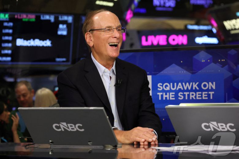 래리 핑크 블랙록 최고경영자(CEO)가 15일 CNBC방송 스쿼크 박스에 출연해 환하게 웃고 있다. 블랙록은 지난해 운용자산이 처음으로 14조 달러를 넘어섰다고 발표했다. 2026.1.15 ⓒ 로이터=뉴스1 ⓒ News1 강민경 기자