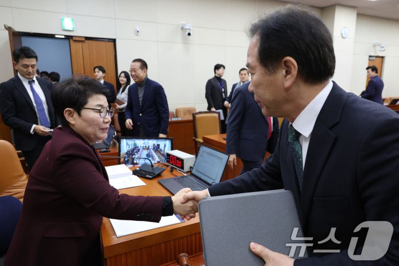 임이자 위원장과 정태호 더불어민주당 간사가 지난 13일 서울 여의도 국회에서 열린 재정경제기획위원회 전체회의를 마친 후 악수하고 있다. 재정경제기획위원회는 오는 19일 하루만 이혜훈 기획예산처 장관 후보자의 인사청문회를 개최하기로 합의했다. 2026.1.13/뉴스1 ⓒ News1 신웅수 기자