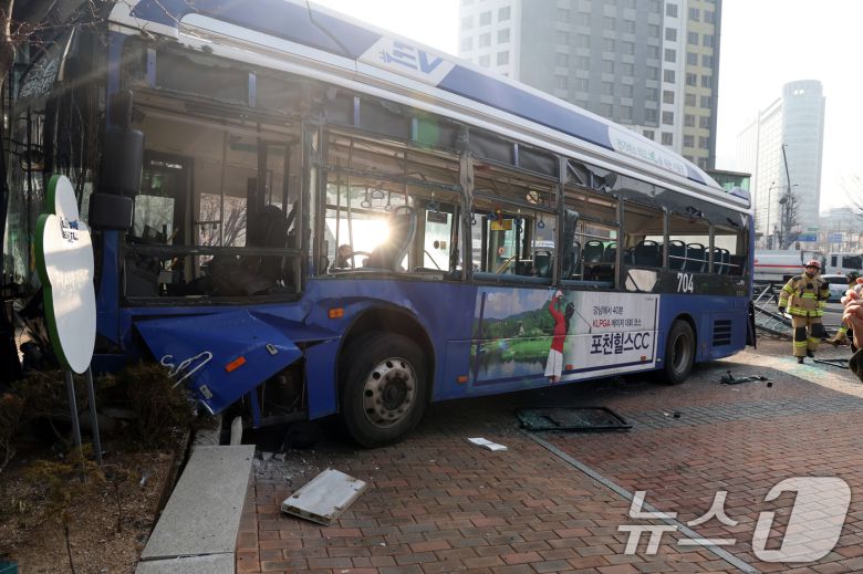 16일 오후 서울 서대문역 인근에서 시내버스가 건물로 돌진하는 사고가 발생해 경찰과 소방대원이 현장을 수습하고 있다. 이 사고로 현재 4명이 부상을 입고 그 중 1명이 중상인 것으로 알려졌다. 2026.1.16/뉴스1 ⓒ News1 황기선 기자