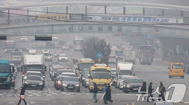 전국 곳곳이 짙은 안개와 먼지가 뒤엉키면서 초미세먼지농도가 '나쁨' 수준을 보인 16일 경기 수원시 영통구 일대가 안개와 미세먼지로 인해 뿌연 모습을 보이고 있다. 2026.1.16/뉴스1 ⓒ News1 김영운 기자