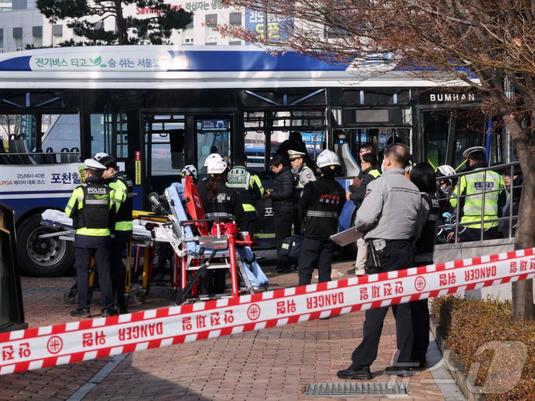 16일 오후 서울 중구 NH농협은행 본점영업부를 시내버스가 들이받는 사고가 발생해 소방당국이 이를 수습하고 있다. 2026.1.16/뉴스1 ⓒ News1 황기선 기자