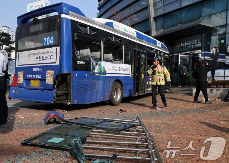 16일 오후 서울 서대문역 인근에서 시내버스가 건물로 돌진하는 사고가 발생해 경찰과 소방대원이 현장을 수습하고 있다. 이 사고로 현재 4명이 부상을 입고 그 중 1명이 중상인 것으로 알려졌다. 2026.1.16/뉴스1 ⓒ News1 황기선 기자