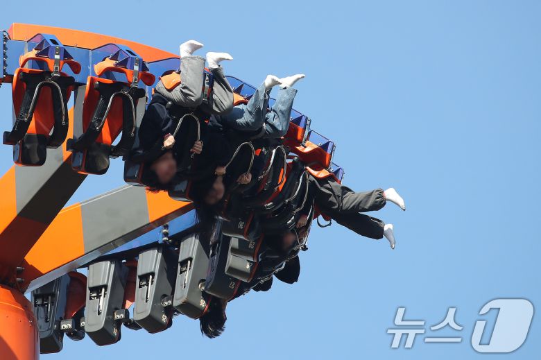 겨울답지 않게 포근한 날씨가 이어진 16일 대구 달서구 테마파크 이월드를 찾은 시민들이 놀이기구에 몸을 맡긴 채 즐거운 시간을 보내고 있다. 이월드는 포근한 날씨가 이어지자 점검 중인 일부 놀이기구와 수상 놀이기구를 제외하고, 눈썰매장을 비롯한 대부분 놀이기구를 정상 운영하고 있다. 2026.1.16/뉴스1 ⓒ News1 공정식 기자