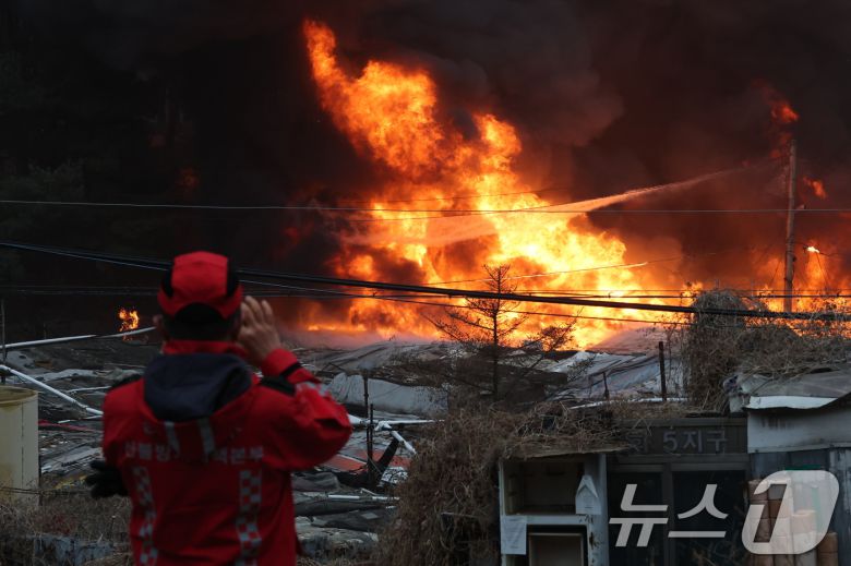 16일 오전 서울 강남구 개포동 구룡마을에서 불이 나 소방대원들이 진화작업을 벌이고 있다. ⓒ News1 김진환 기자