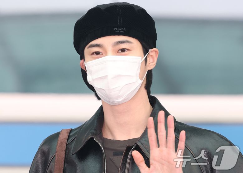 배우 변우석이 16일 인천국제공항을 통해 밀라노로 출국하기 전 인사를 하고 있다. ⓒ News1 권현진 기자