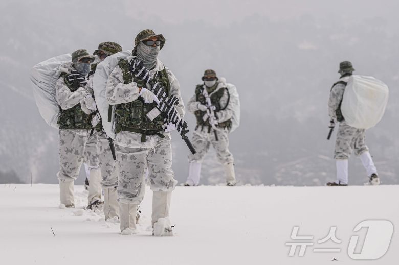 해병대 특수수색여단은 지난 2일부터 2월 26일까지 강원 평창군 황병산 일대에서 2026년 동계 설한지 훈련’을 진행한다고 16일 밝혔다. 사진은 지난 15일 해병대 특수수색여단 장병들이 팀 단위 대형을 유지한 채 설상 기동 및 은밀 침투 훈련을 실시하고 있는 모습. (해병대 제공. 재판매 및 DB 금지) 2026.1.16/뉴스1
