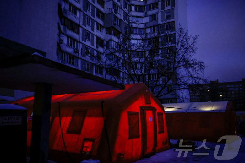 12일(현지시간) 러시아의 미사일·드론 공격으로 주요 민간 인프라가 타격을 입은 이후 정전이 발생한 우크라이나 키이우. 2026. 01. 12. ⓒ 로이터=뉴스1 ⓒ News1 양은하 기자
