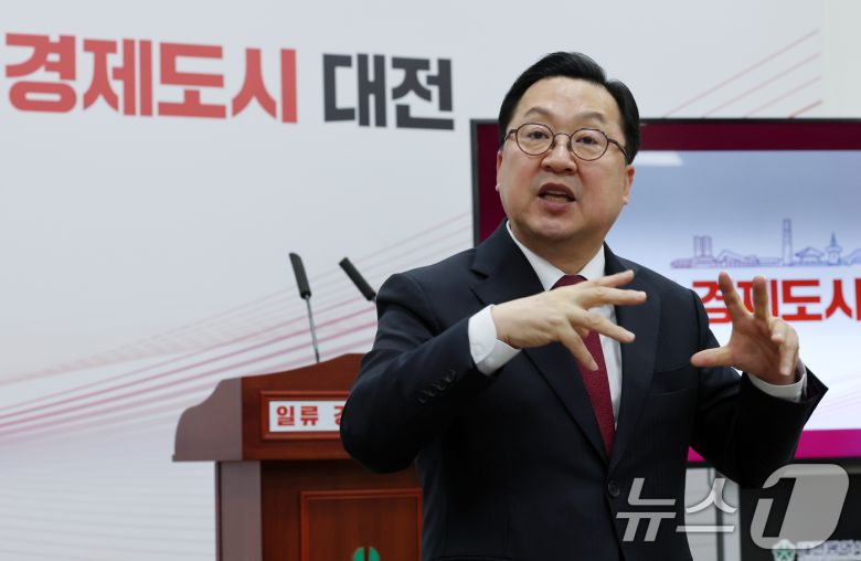 이장우 대전시장이 16일 오전 시청 브리핑룸에서 대전·충남 행정통합 관련 긴급 브리핑을 하고 있다. 정부는 행정 통합을 촉진하기 위해 통합특별시에 각각 연간 최대 5조 원씩, 4년간 최대 20조 원 수준의 파격적인 재정 지원 방안을 마련하겠다고 밝혔다. 통합특별시에 서울특별시에 준하는 지위도 부여하기로 했다. 2026.1.16/뉴스1 ⓒ News1 김기태 기자