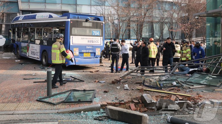 16일 오후 서울 중구 NH농협은행 본점영업부를 시내버스가 들이받는 사고가 발생해 경찰과 소방당국이 이를 수습하고 있다. 2026.1.16/뉴스1 ⓒ News1 황기선 기자