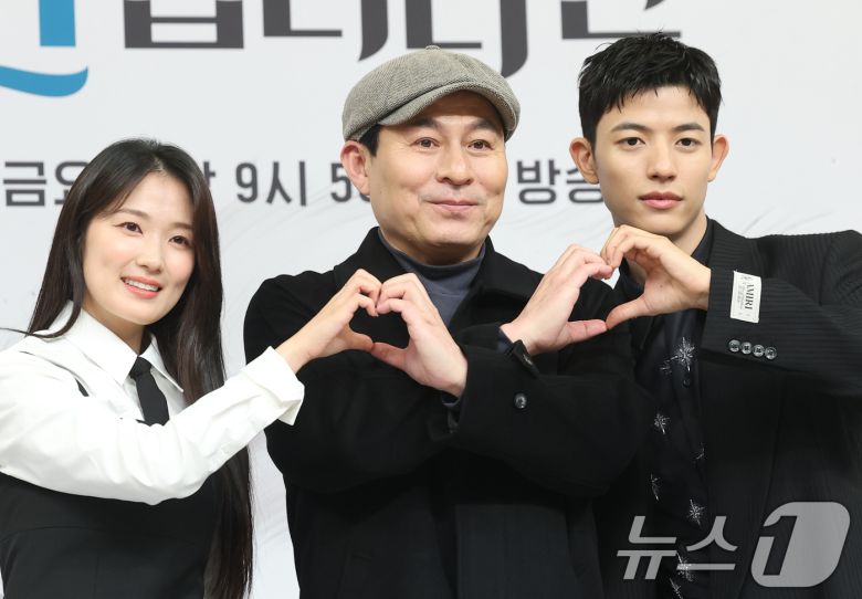 배우 김혜윤(왼쪽부터)과 김정권 PD, 로몬이 16일 서울 양천고 목동SBS에서 열린 새 금토드라마 '오늘부터 인간입니다만'(극본 박찬영, 조아영) 제작발표회에 참석해 포즈를 취하고 있다. ‘오늘부터 인간입니다’는 하루아침에 인간이 된 구미호 은호(김혜윤 분)와 세계 최정상에서 추락한 축구선수 강시열(로몬 분)의 '운명 격변'이 담긴 망생구원 판타지 로맨스다. 2026.1.16/뉴스1 ⓒ News1 권현진 기자
