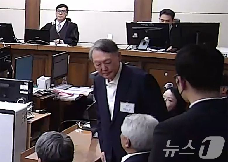 윤석열 전 대통령이 16일 오후 서울 서초구 중앙지방법원에서 체포 방해와 국무위원 심의권 침해 등 혐의 1심 징역 5년을 선고받은 뒤 퇴장하고 있다. (중앙지법 제공. 재판매 및 DB 금지) 2026.1.16/뉴스1