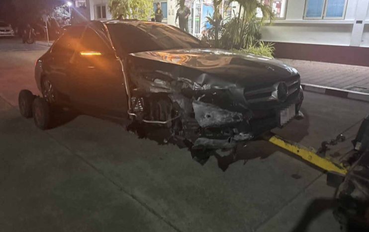 여성이 발견된 파손된 벤츠 차량. 출처=방콕포스트