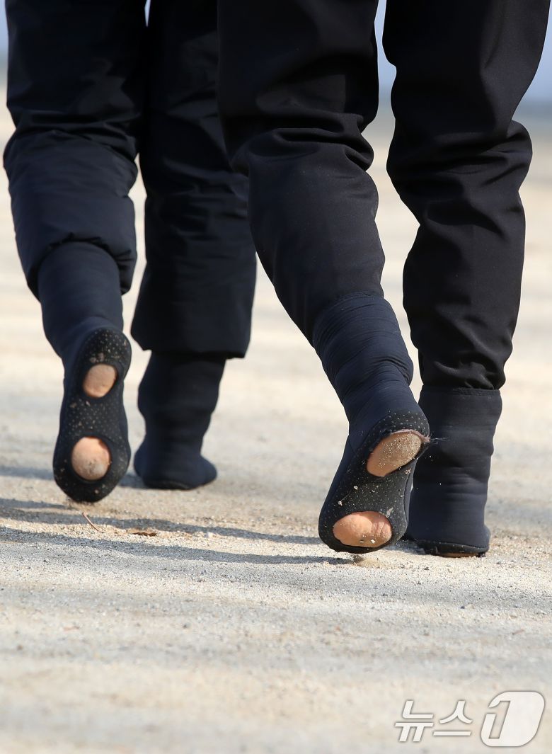 겨울답지 않게 포근한 날씨가 이어진 16일 대구 달서구 두류공원에서 맨발양말을 신은 시민들이 2.28자유광장을 걷고 있다. 발바닥 앞뒤에 구멍이 뚫린 덧신 형태의 맨발양말은 지압 효과는 유지하면서 발목과 발등을 덮어 보온과 발 보호 효과가 있어 겨울철 맨발걷기를 즐기는 시민들 사이에 인기를 얻고 있다. 2026.1.16/뉴스1 ⓒ News1 공정식 기자