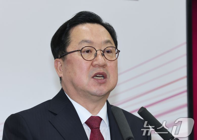 이장우 대전시장이 16일 오전 시청 브리핑룸에서 대전·충남 행정통합 관련 긴급 브리핑을 하고 있다. 정부는 행정 통합을 촉진하기 위해 통합특별시에 각각 연간 최대 5조 원씩, 4년간 최대 20조 원 수준의 파격적인 재정 지원 방안을 마련하겠다고 밝혔다. 또한 통합특별시에 서울특별시에 준하는 지위도 부여하기로 했다. 2026.1.16/뉴스1 ⓒ News1 김기태 기자