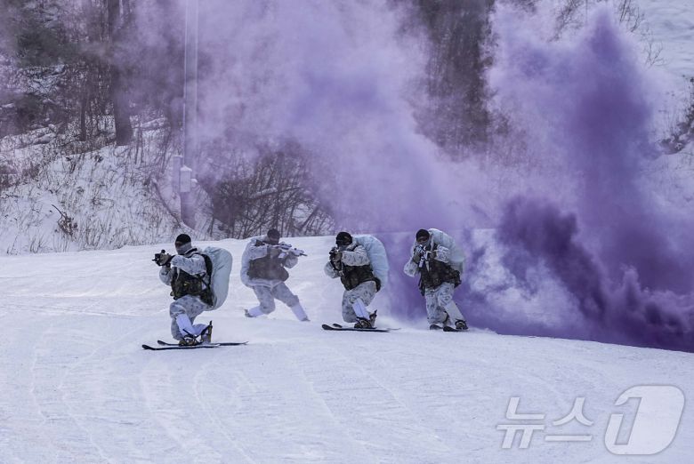 해병대 특수수색여단은 지난 2일부터 2월 26일까지 강원 평창군 황병산 일대에서 2026년 동계 설한지 훈련’을 진행한다고 16일 밝혔다. 사진은 지난 14일 해병대 특수수색여단 장병들이 팀단위 대형을 유지한 채 텔레마크 스키로 설상 기동을 실시하고 있는 모습. (해병대 제공. 재판매 및 DB 금지) 2026.1.16/뉴스1