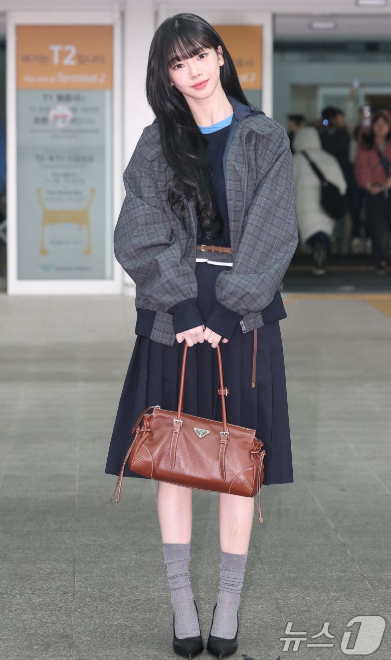 에스파 카리나가 해외 일정을 위해 16일 인천국제공항을 통해 밀라노로 출국하기 전 사랑스러운 인사를 하고 있다. ⓒ News1 권현진 기자
