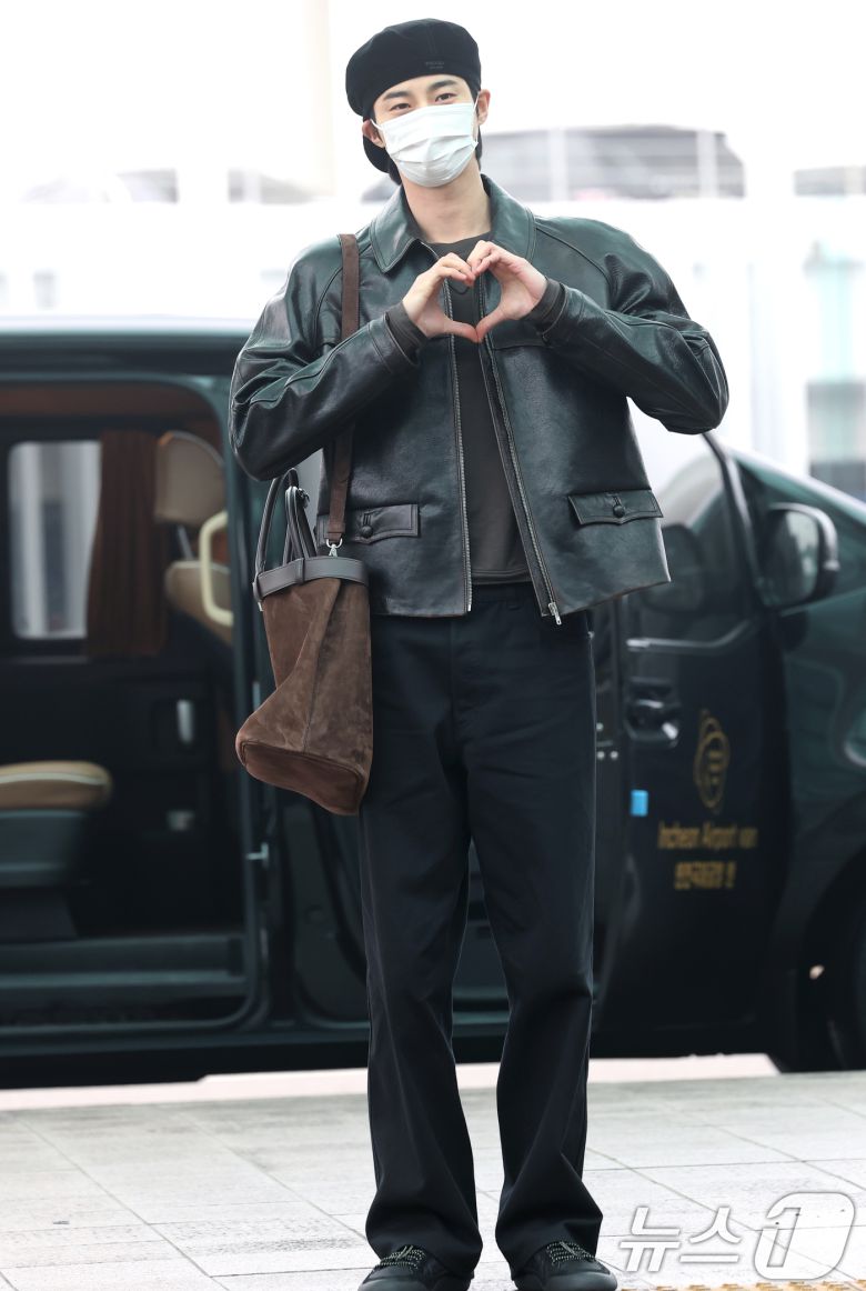 배우 변우석이 해외 일정을 위해 16일 인천국제공항을 통해 밀라노로 출국하기 전 하트를 그리고 있다. ⓒ News1 권현진 기자