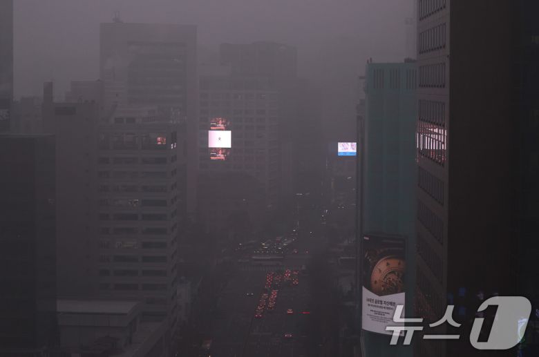 16일 오전 서울 을지로 일대가 미세먼지로 뿌옇다. 2026.1.16/뉴스1 ⓒ News1 구윤성 기자