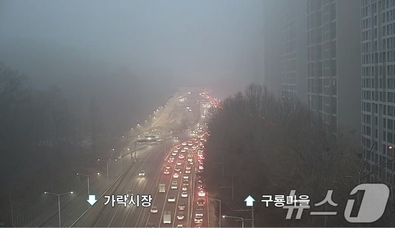 16일 오전 서울 강남구 개포동 구룡마을에서 불이 나 양재대로 주변이 연기로 자욱하다. 소방당국은 대응 1단계를 발령하고 진화작업을 벌이고 있다. 화재 여파로 양재대로 구룡터널에서 구룡마을 입구 방향 하위차로 일부가 통제되면서 출근길 정체가 빚어지고 있다. (CCTV 캡처) 2026.1.16/뉴스1