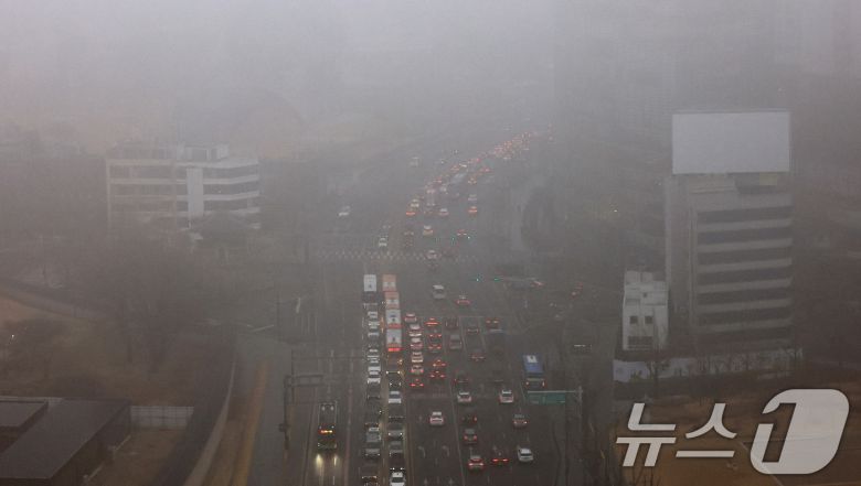 16일 서울 종로구 경복궁 교차로 인근이 초미세먼지와 짙은 안개로 뿌옇게 보이고 있다. 2026.1.16/뉴스1 ⓒ News1 임세영 기자