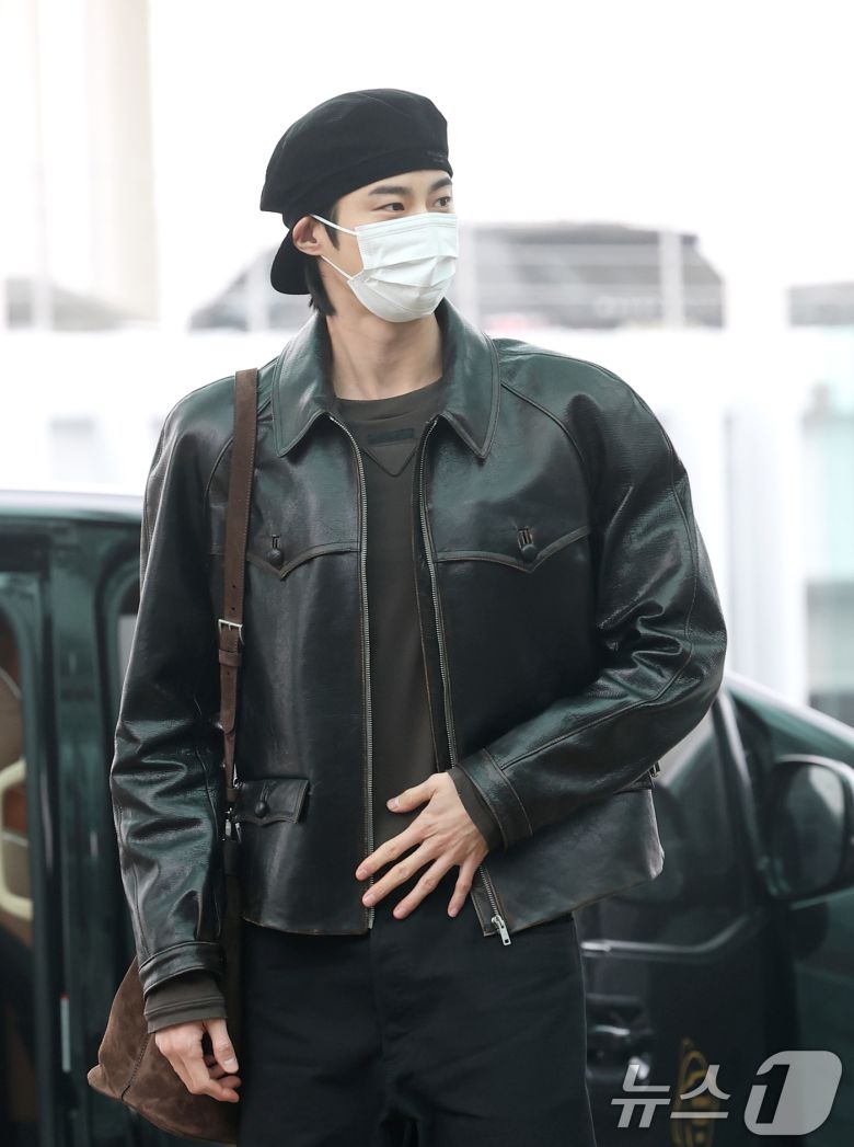 배우 변우석이 해외 일정을 위해 16일 인천국제공항을 통해 밀라노로 출국하고 있다. ⓒ News1 권현진 기자