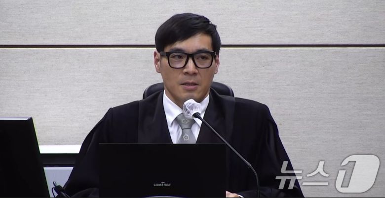 백대현 부장판사가 16일 오후 서울 서초구 중앙지방법원에서 체포 방해와 국무위원 심의권 침해 등 혐의로 기소된 윤석열 전 대통령에 대한 1심 선고 판결문을 낭독하고 있다. 재판부는 윤 전 대통령에 징역 5년을 선고했다. (중앙지법 제공. 재판매 및 DB 금지) 2026.1.16/뉴스1