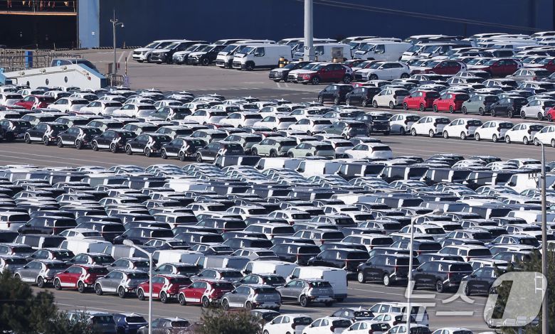 경기 평택시 포승읍 평택항에 수출용 자동차가 세워져 있는 모습. 2026.1.1/뉴스1 ⓒ News1 김성진 기자