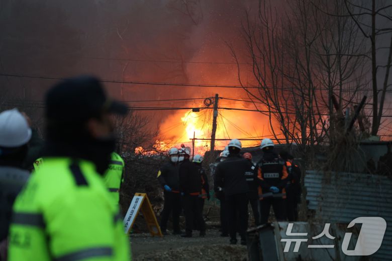 16일 오전 서울 강남구 개포동 구룡마을에서 불이나 출동한 소방대원들이 진화작업을 벌이고 있다. 2026.1.16/뉴스1 ⓒ News1 김진환 기자
