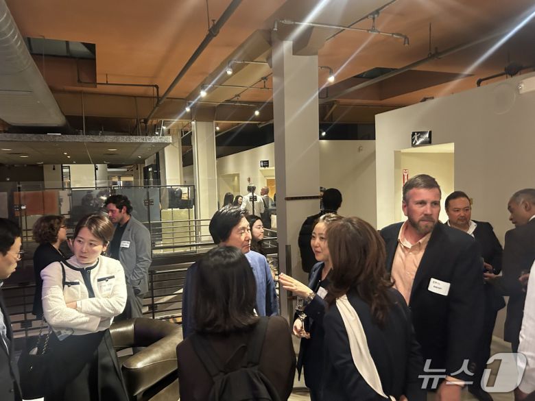 14일(현지시간) 미국 샌프란시스코 The Howard에서 '코리아 나이트 @JPM 2026' 모습, 가운데 이상훈 에이비엘바이오 대표와 김지희 솔루엠헬스케어 대표가 대화를 나누고 있다. 2026.1.14/뉴스1 ⓒ News1 문대현 기자