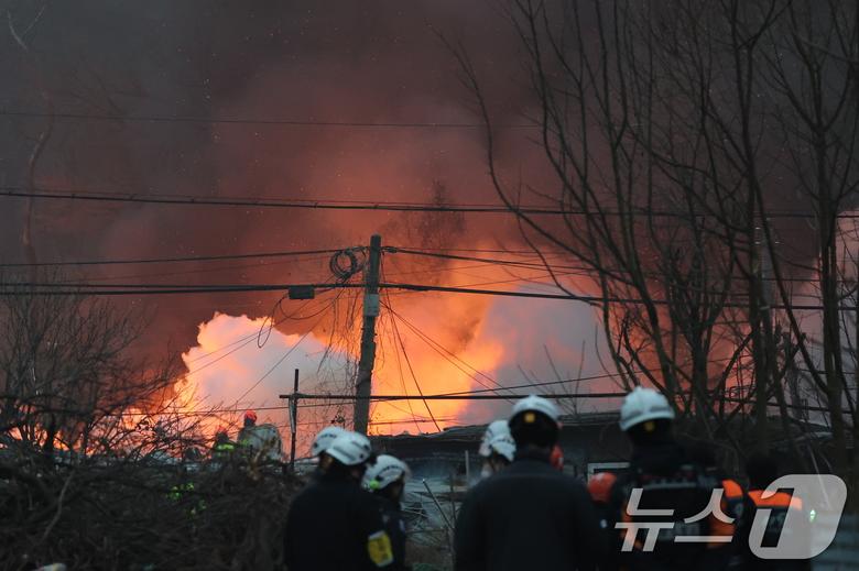 16일 오전 서울 강남구 개포동 구룡마을에서 불이나 출동한 소방대원들이 진화작업을 벌이고 있다. 2026.1.16/뉴스1 ⓒ News1 김진환 기자