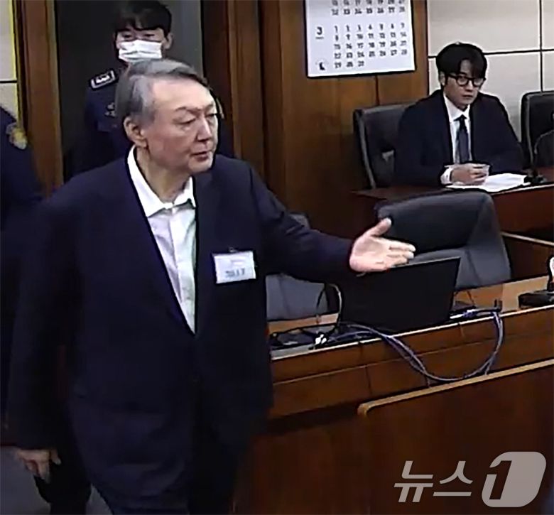 윤석열 전 대통령이 16일 오후 서울 서초구 중앙지방법원에서 체포 방해와 국무위원 심의권 침해 등 혐의 1심 선고 공판에 출석하고 있다. 윤 전 대통령은 이날 징역 5년을 선고받았다. (중앙지법 제공. 재판매 및 DB 금지) 2026.1.16/뉴스1