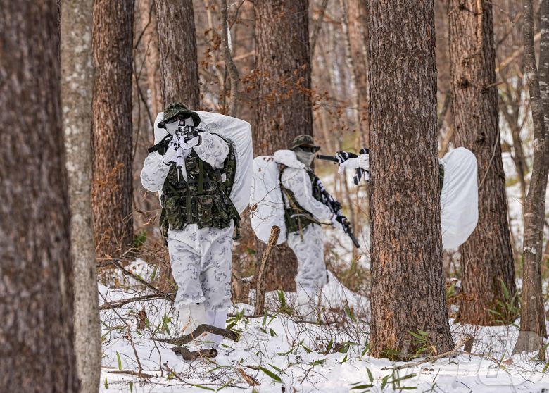 해병대 특수수색여단은 지난 2일부터 2월 26일까지 강원 평창군 황병산 일대에서 2026년 동계 설한지 훈련’을 진행한다고 16일 밝혔다. 사진은 지난 14일 해병대 특수수색여단 장병들이 설상 기동 및 은밀 침투 훈련 간 주위를 경계하며 이동하고 있는 모습. (해병대 제공. 재판매 및 DB 금지) 2026.1.16/뉴스1