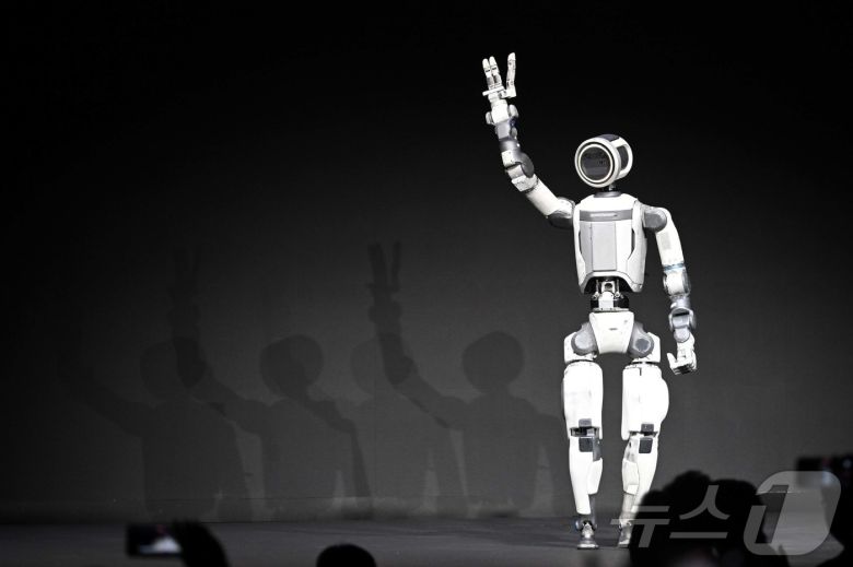 세계 최대 가전·정보기술(IT) 전시회 'CES 2026' 개막을 하루 앞둔 5일(현지시간) 미국 네바다주 라스베이거스 만달레이베이에서 열린 현대차그룹 프레스 콘퍼런스에서 차세대 전동식 아틀라스 시제품이 손인사하고 있다. (공동취재) 2026.1.6/뉴스1 ⓒ News1 황기선 기자