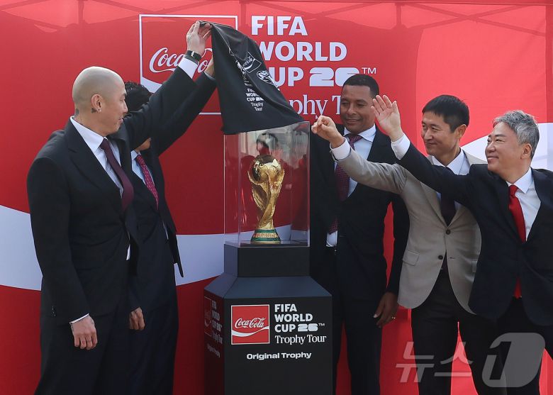 FIFA 레전드이자 전 브라질 축구 국가대표 선수 지우베르투 시우바가 ‘FIFA 월드컵™ 트로피 투어 by 코카-콜라’ 일정으로 방한해 2002 한·일 월드컵 한국 축구 국가대표 선수들과 함께 ‘오리지널 FIFA 월드컵™ 트로피’를 공개하고 있다.. 왼쪽부터 차두리 감독, 차범근 전 감독, 지우베르투 시우바, 이영표 해설위원, 이준엽 한국 코카콜라 대표. 2026.1.16/뉴스1 ⓒ News1 공항사진기자단
