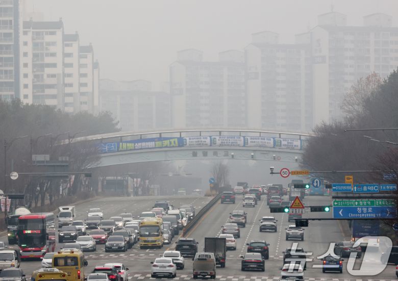 전국 곳곳이 짙은 안개와 먼지가 뒤엉키면서 초미세먼지농도가 '나쁨' 수준을 보인 16일 경기 수원시 영통구 일대가 안개와 미세먼지로 인해 뿌연 모습을 보이고 있다. 2026.1.16/뉴스1 ⓒ News1 김영운 기자
