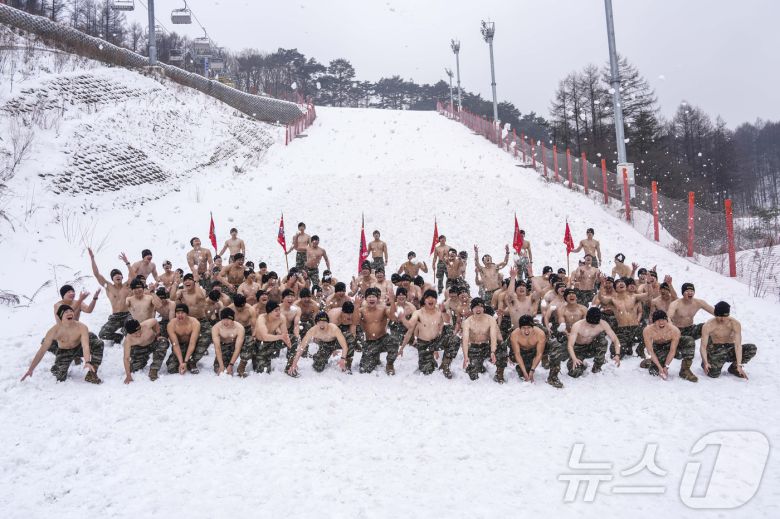 해병대 특수수색여단은 지난 2일부터 2월 26일까지 강원 평창군 황병산 일대에서 2026년 동계 설한지 훈련’을 진행한다고 16일 밝혔다. 사진은 지난 15일 해병대 특수수색여단 장병들이 단체 사진을 촬영하고 있는 모습. (해병대 제공. 재판매 및 DB 금지) 2026.1.16/뉴스1