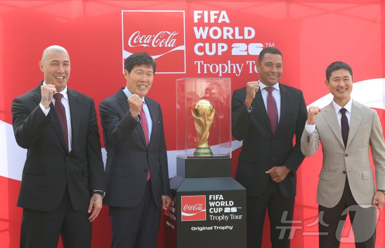 FIFA 레전드이자 전 브라질 축구 국가대표 선수 지우베르투 시우바가 16일 서울 강서구 김포비즈니스항공센터에 주기된 전세기에서 2002 한·일 월드컵 한국 축구 국가대표 선수들과 함께 ‘오리지널 FIFA 월드컵™ 트로피’를 공개하고 있다. 왼쪽부터 차두리 감독, 차범근 전 감독, 지우베르투 시우바 선수, 이영표 해설위원. 2026.1.16/뉴스1 ⓒ News1 공항사진기자단