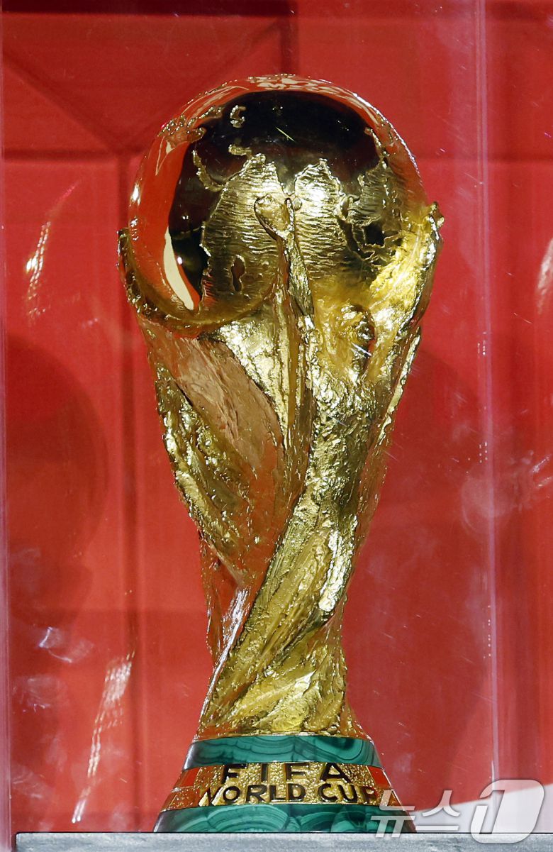 16일 오후 서울시 용산구 한강대로 CGV 용산아이파크몰 스크린X관에서 열린 FIFA 월드컵 트로피 투어 미디어 간담회에서 FIFA 월드컵이 공개되고 있다. 2026.1.16/뉴스1 ⓒ News1 박정호 기자