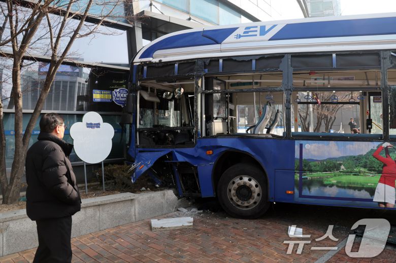 16일 오후 서울 서대문역 인근에서 시내버스가 건물로 돌진하는 사고가 발생해 시민들이 사고 현장을 바라보고 있다. 이 사고로 현재 4명이 부상을 입고 그 중 1명이 중상인 것으로 알려졌다. 2026.1.16/뉴스1 ⓒ News1 황기선 기자