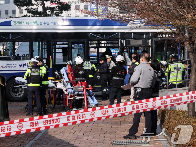 16일 오후 서울 서대문역 인근에서 시내버스가 건물로 돌진하는 사고가 발생해 경찰과 소방대원이 현장을 수습하고 있다. 이 사고로 현재 4명이 부상을 입고 그 중 1명이 중상인 것으로 알려졌다. 2026.1.16/뉴스1 ⓒ News1 황기선 기자