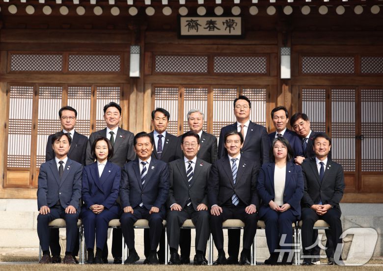 이재명 대통령이 16일 청와대 상춘재에서 열린 정당 지도부 초청 오찬에서 여야 지도부들과 기념촬영을 하고 있다. (청와대통신사진기자단) 2026.1.16/뉴스1 ⓒ News1 허경 기자
