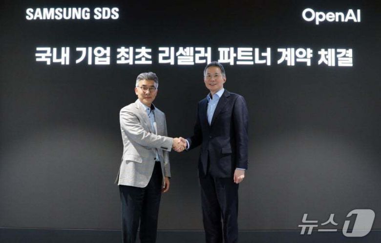 이호준 삼성SDS 클라우드서비스사업부장(왼쪽)과 김경훈 오픈AI 코리아 총괄 대표가 잠실캠퍼스에서 국내 기업 최초로 리셀러 파트너 계약을 체결했다.(삼성SDS 제공)