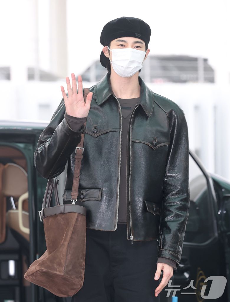 배우 변우석이 해외 일정을 위해 16일 인천국제공항을 통해 밀라노로 출국하기 전 인사를 하고 있다. ⓒ News1 권현진 기자