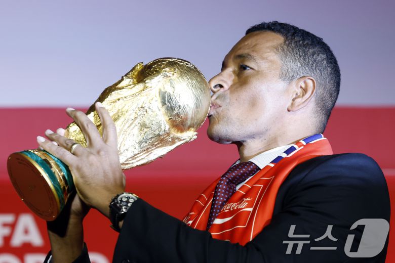 FIFA 글로벌 홍보대사이자 전 브라질 축구 국가대표 지우베르투 시우바(Gilberto Silva)가 16일 오후 서울시 용산구 한강대로 CGV 용산아이파크몰 스크린X관에서 열린 FIFA 월드컵 트로피 투어 미디어 간담회에서 FIFA 월드컵 트로피에 입을 맞추고 있다. 2026.1.16/뉴스1 ⓒ News1 박정호 기자