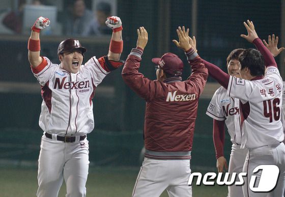 2013년 넥센 히어로즈 소속으로 포스트시즌에서 활약한 박병호(왼쪽). 뉴스1 DB ⓒ News1