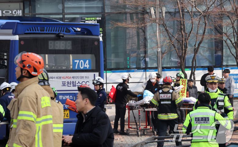 16일 오후 서울 서대문역 인근에서 시내버스가 건물로 돌진하는 사고가 발생해 경찰과 소방대원이 현장을 수습하고 있다. 이 사고로 현재 4명이 부상을 입고 그 중 1명이 중상인 것으로 알려졌다. 2026.1.16/뉴스1 ⓒ News1 황기선 기자