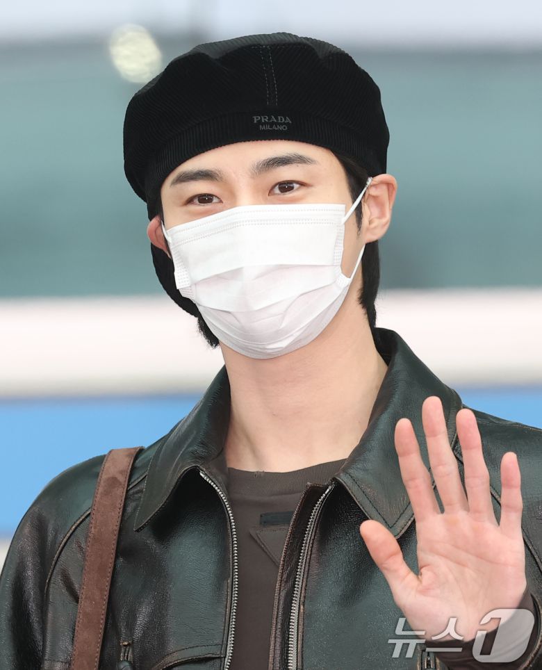 배우 변우석이 해외 일정을 위해 16일 인천국제공항을 통해 밀라노로 출국하기 전 인사를 하고 있다. ⓒ News1 권현진 기자